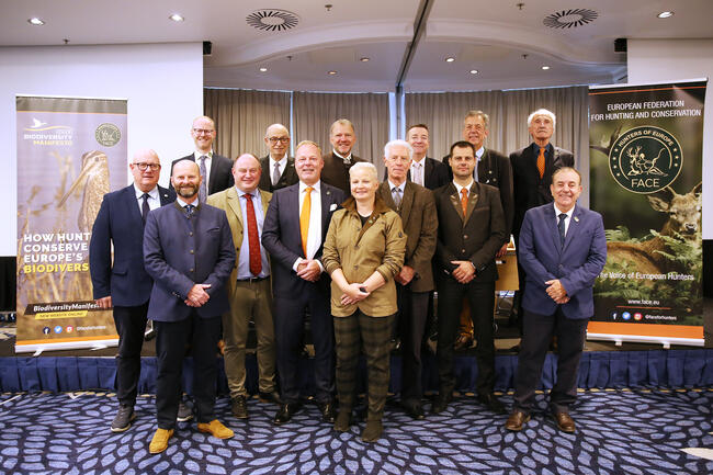 FACE-Generalversammlung: Laurens Hoedemaker (3.v.l. vordere Reihe) ist neuer Präsident der europäischen Dachorganisation der Jäger.