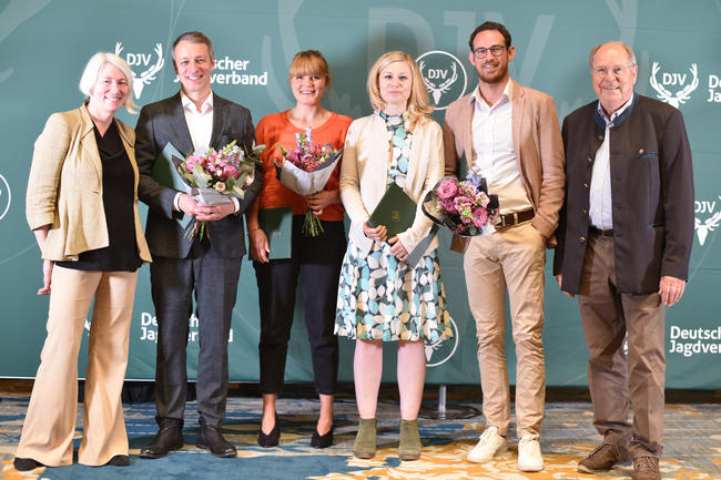 Die Gewinner des DJV-Journalistenpreises „Wildtier und Umwelt“ 2018, Laudatorin Alice Agneskirchner (l.) und DJV-Präsident Hartwig Fischer (r.) anlässlich des Bundesjägertages in Berlin