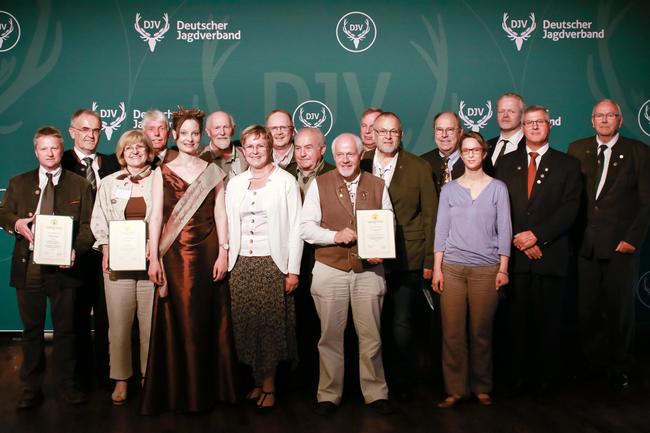 Die Preisträger des Sonderpreises "25 Jahre Lernort Natur" und die Jury auf dem Bundesjägertag 2016 in Wolfsburg