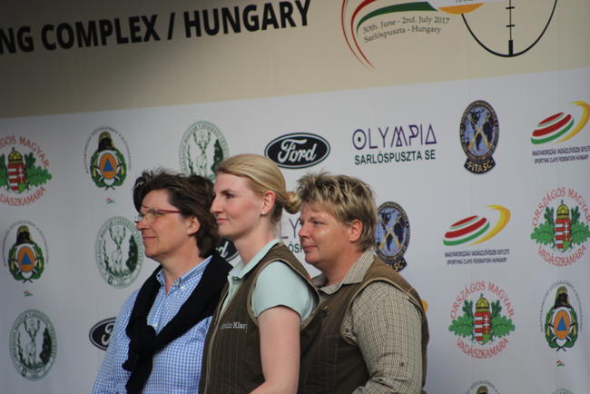 Karolin Klar (Mitte) bei der Siegerehrung