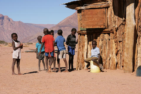 Kinder in strukturschwacher Region in Afrika