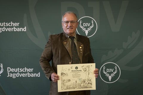 Jürgen Luttmann, Vorsitzender der Jägerschaft Verden, erhält auf dem Bundesjägertag 2024 die DJV-Verdienstnadel in Gold