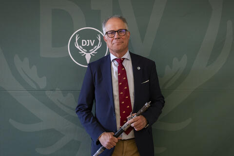 Bundesjägertag 2024: Scheidender FACE-Präsident Torbjörn Larsson erhält für seine Verdienste den DJV-Ehrenhirschfänger