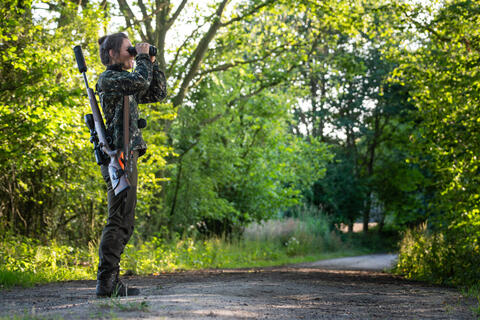 Jägerin im Wald mit Fernglas