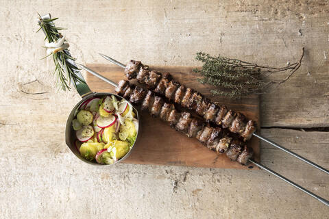 Taubenspieße mit Kartoffelsalat vom Grill