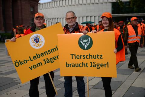 Jäger vor dem Start der Demo in Wiesbaden.