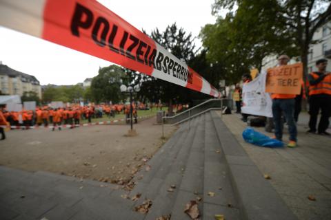 Etwa 15 Gegendemonstranten hatten sich am Kranzplatz in Wiesbaden eingefunden.