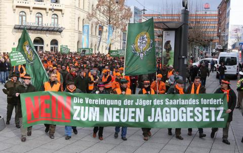 In BaWü und NRW sind Jäger-Demos geplant. DJV-Präsident Hartwig Fischer ruft zur Solidarität auf. Hier der Jägerprotest in Saarbrücken im Februar 2014