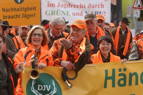 DJV-Präsident Hartwig Fischer in der ersten Reihe des Demonstrationszuges