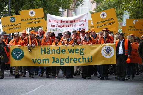 Demo: Etwa 3.500 Jäger ziehen am 26.09.2015 durch Wiesbaden