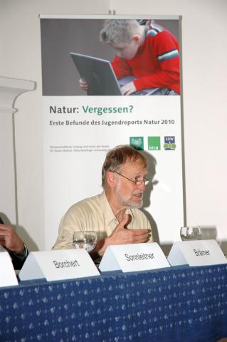 Der Natursoziologe Dr. Rainer Brämer, Universität Marburg, stellte den Jugendreport Natur 2010 in Berlin vor.