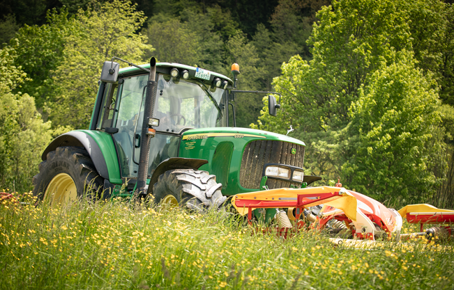 Trecker bei der Aussaat; Bunte Biomasse; Wildacker